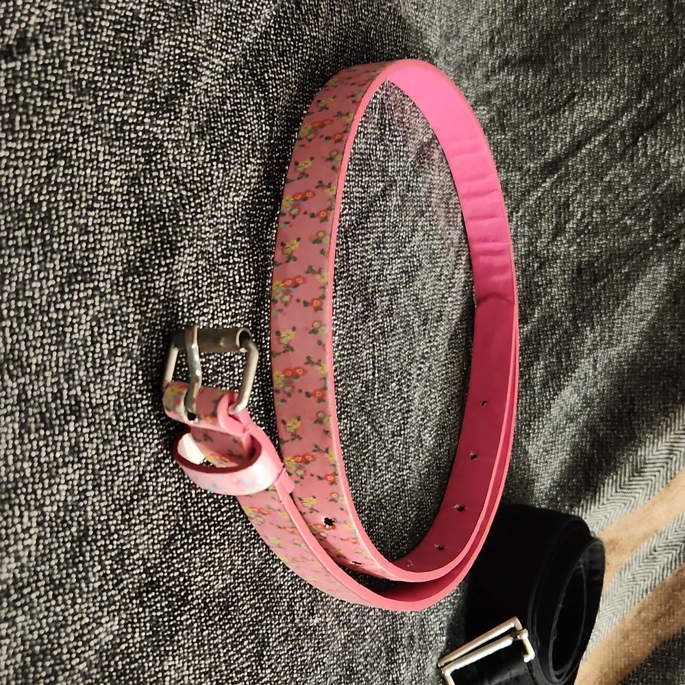 4 used belts printed pink and solid black